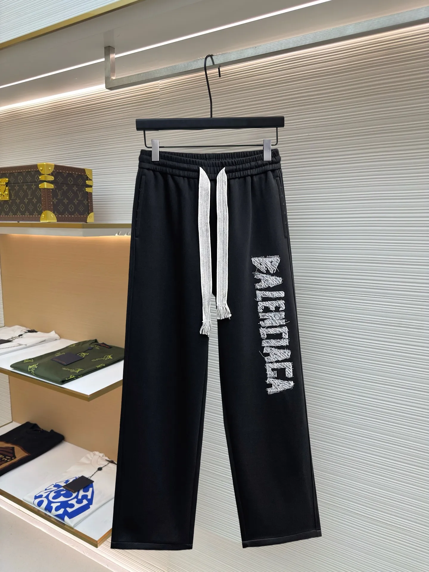 Balenciaga 🆕2026 Autumn and Winter New Arrival Casual Pants! The official website will be released simultaneously. Brand Classic LOGO casual pants, customized fabrics, excellent comfort and strong touch. Highly recognisable, perfect appearance and craftsmanship. Size:M-3XL